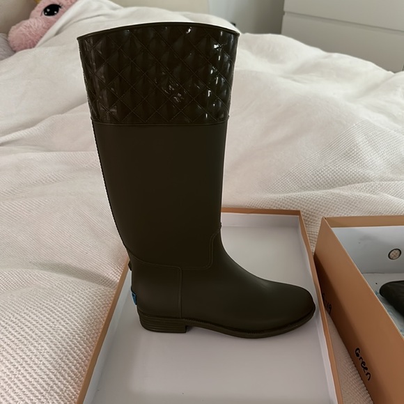 Olive green rain boots. Size 9. Worn twice. - Picture 2 of 4